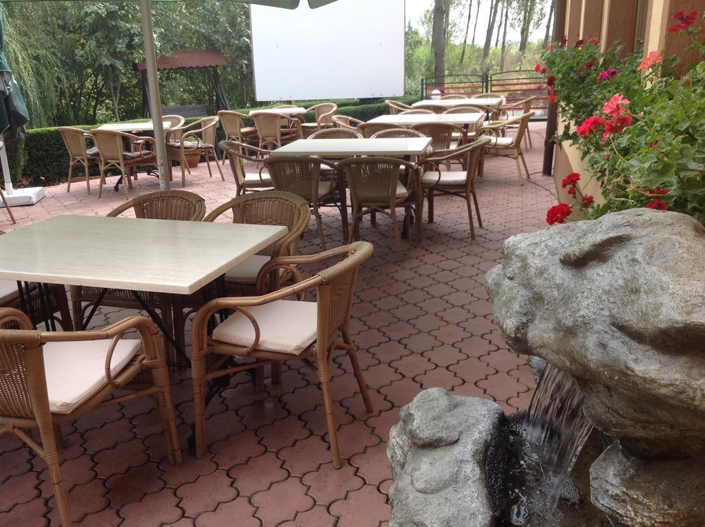 Hotel Royal Urziceni ภายนอก รูปภาพ