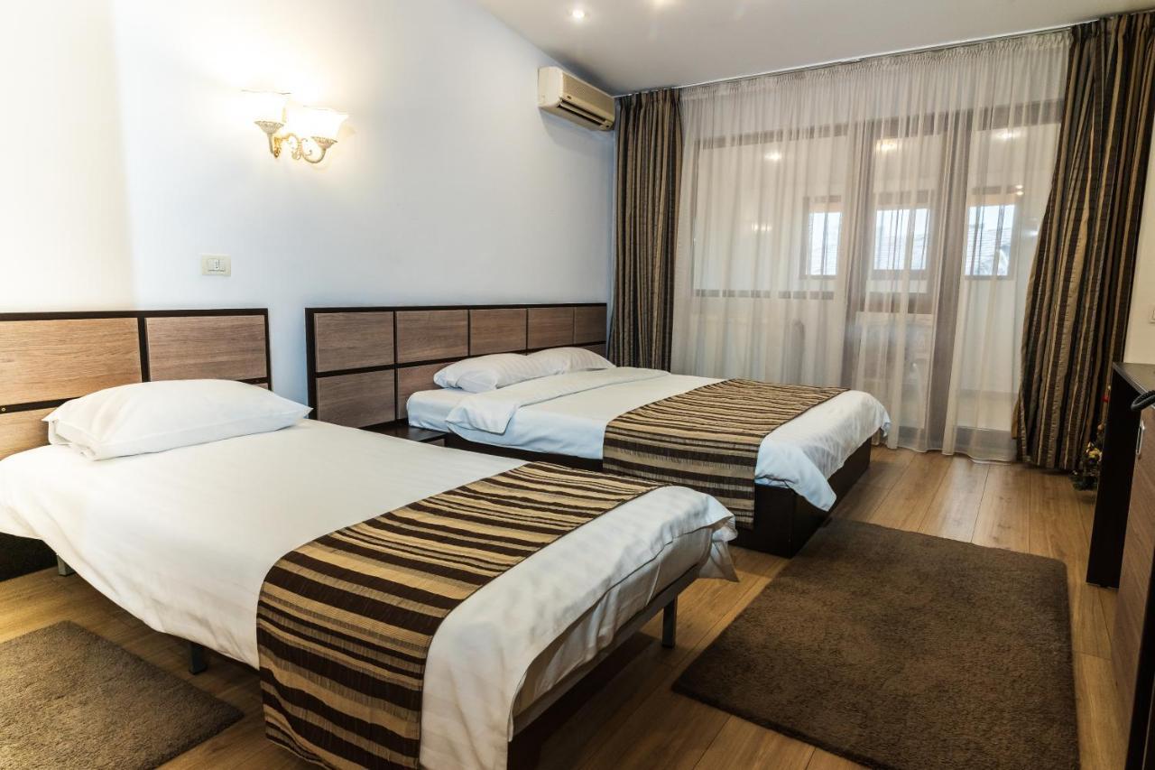 Hotel Royal Urziceni ภายนอก รูปภาพ