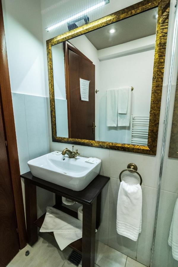 Hotel Royal Urziceni ภายนอก รูปภาพ