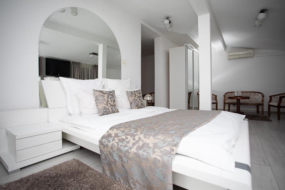 Hotel Royal Urziceni ภายนอก รูปภาพ