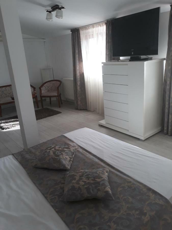 Hotel Royal Urziceni ภายนอก รูปภาพ